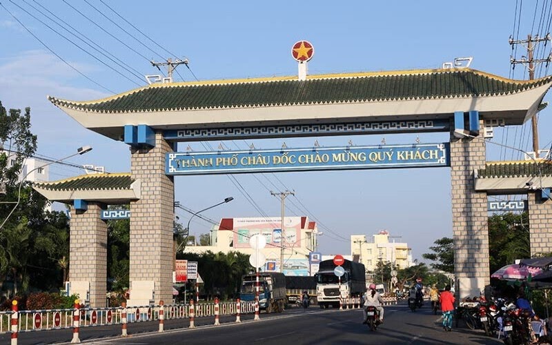 Thành phố Châu Đốc có vị trí phía Tây Nam Thành phố Hồ Chí Minh